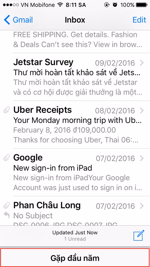  Đa nhiệm trong email Bạn đang soạn dở email vẫn có thể duyệt nhanh các email khác trong inbox mà không cần thoát ra. Hãy chạm vào phần trên cùng, nơi có chữ New Message hoặc tiêu đề (nếu bạn đã điền trong phần Subject) của email, và kéo xuống đáy màn hình. Thao tác này sẽ thu nhỏ email đang soạn thành một dòng dưới đáy, nhờ đó bạn dễ dàng duyệt các email khác. Khi muốn trở lại tiếp tục soạn email thì chỉ việc nhấn vào nó đang chờ ở đáy màn hình.