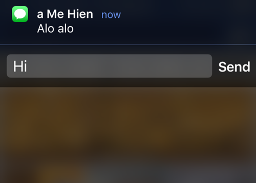  Trả lời tin nhắn trong khi đang mở một ứng dụng Bạn đang mở một ứng dụng, chẳng hạn Facebook, mà nhận được một tin nhắn gửi đến, nó sẽ xuất hiện trên đỉnh màn hình ở dạng pop up, hãy chạm vào và vuốt xuống nếu muốn soạn tin nhắn phản hồi. Trường hợp tin nhắn không còn hiện nữa thì thực hiện như với màn hình khóa.