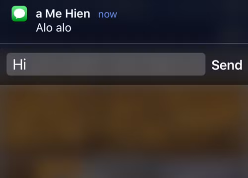  Trả lời tin nhắn trong khi đang mở một ứng dụng Bạn đang mở một ứng dụng, chẳng hạn Facebook, mà nhận được một tin nhắn gửi đến, nó sẽ xuất hiện trên đỉnh màn hình ở dạng pop up, hãy chạm vào và vuốt xuống nếu muốn soạn tin nhắn phản hồi. Trường hợp tin nhắn không còn hiện nữa thì thực hiện như với màn hình khóa.