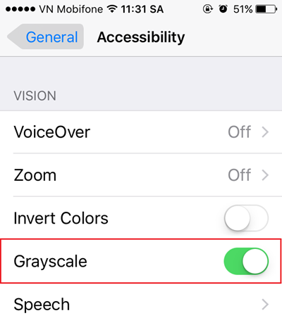  Tiết kiệm pin bằng cách dùng iPhone ở chế độ xám Nếu pin iPhone sắp cạn, muốn kéo dài thời gian sử dụng máy trong khi không có điều kiện sạc, hãy chuyển màn hình sang chế độ đơn sắc để tiết kiệm pin. Để thực hiện điều đó, bạn vào Settings &gt; General &gt; Accessibility và bật chế độ Grayscale. Bạn cũng nên kết hợp giảm độ sáng ở mức tối thiểu.