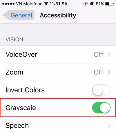  Tiết kiệm pin bằng cách dùng iPhone ở chế độ xám Nếu pin iPhone sắp cạn, muốn kéo dài thời gian sử dụng máy trong khi không có điều kiện sạc, hãy chuyển màn hình sang chế độ đơn sắc để tiết kiệm pin. Để thực hiện điều đó, bạn vào Settings > General > Accessibility và bật chế độ Grayscale. Bạn cũng nên kết hợp giảm độ sáng ở mức tối thiểu.