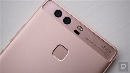 Khi chụp ảnh, camera kép của P9 sẽ kết hợp ảnh màu lẫn ảnh trắng đen (vốn không có bộ lọc màu RGB nên thu nhận được nhiều chi tiết hơn) để cho ra bức ảnh có độ tương phản cao hơn 50%, rõ hơn gấp ba lần trong điều kiện thiếu sáng. Máy cũng có chế độ chỉ chụp trắng đen, cho hình ảnh rõ nét, giàu chi tiết hơn so với chế độ chụp màu.