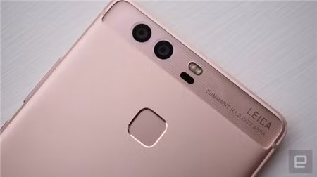 Khi chụp ảnh, camera kép của P9 sẽ kết hợp ảnh màu lẫn ảnh trắng đen (vốn không có bộ lọc màu RGB nên thu nhận được nhiều chi tiết hơn) để cho ra bức ảnh có độ tương phản cao hơn 50%, rõ hơn gấp ba lần trong điều kiện thiếu sáng. Máy cũng có chế độ chỉ chụp trắng đen, cho hình ảnh rõ nét, giàu chi tiết hơn so với chế độ chụp màu.