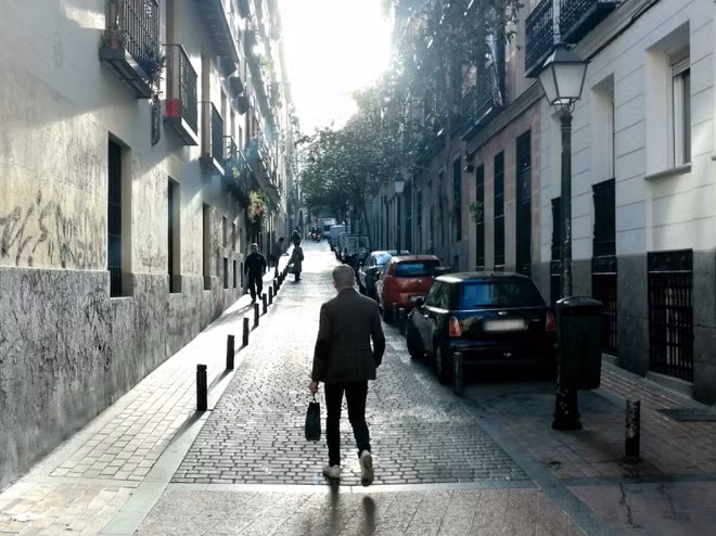 Khác với P8, Huawei P9 không có phiên bản "Lite" rút gọn cấu hình. Bản RAM 3 GB và bộ nhớ 32 GB lên kệ tại châu Á và châu Âu vào ngày 16/4 với giá khoảng 625 USD (13,9 triệu đồng). Bản dùng RAM 4GB và bộ nhớ 64 GB có giá 738 USD (16,4 triệu đồng). Chỉ có những máy bán ra tại châu Á hỗ trợ 2 SIM. P9 có 6 lựa chọn màu sắc gồm trắng, vàng nhạt, hồng nhạt, xám bạch kim, bạc và vàng thanh. (Ảnh minh chụp Huawei P9).