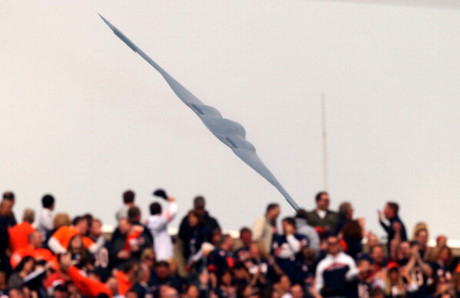 Với chi phí cho mỗi chiếc từ khoảng 1,157 tỷ tới 2,2 tỷ USD và được áp dụng kỹ thuật tàng hình thế hệ 2, B-2 Spirit có thể thâm nhập qua các hàng rào phòng không dày đặc mà máy bay chiến đấu trước đây không thể vượt qua.