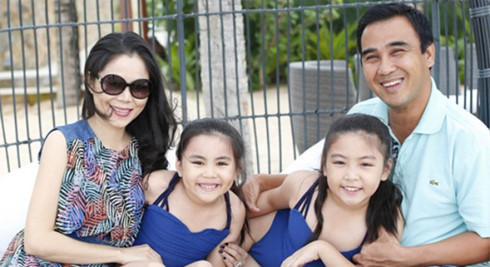 Năm 2004, Quyền Linh chính thức lấn sân làm MC và gặt hái được nhiều thành công. Đặc biệt, thành công vang dội của chương trình "Vượt lên chính mình" đã khiến Quyền Linh gần như ngưng đóng phim để chuyên tâm cho nghề cầm míc. Hiện tại, ở tuổi gần 50, Quyền Linh có một gia đình hạnh phúc, viên mãn bên doanh nhân Dạ Thảo và hai con gái.