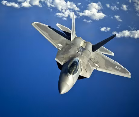 F-22 có ba khoang vũ khí có thể đóng mở được nằm trong thân. Vũ khí mà nó mang theo có thể thay đổi tùy theo nhiệm vụ.