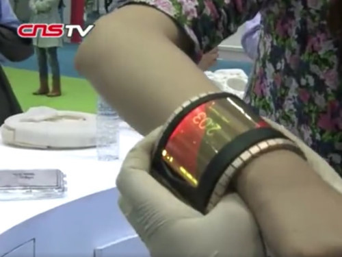 Như bạn có thể thấy trên hình, chiếc điện thoại chạy trên nền tảng Android hoàn toàn hoạt động bình thường và có thể cuốn quanh cổ tay của một khán giả nữ trong chương trình. Chất lượng hình ảnh cũng như tấm nên có vẻ như không được tốt lắm từ những gì ta thấy được, và việc dùng smartphone như một cái vòng đeo tay cũng chưa phát huy được tính thuận tiện của mình.