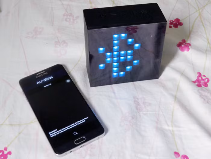 Sử dụng công nghệ Bluetooth V4.0, phạm vi kết nối với thiết bị di động của Divoom Aurabox là trong 10 mét. Ngay khi bật loa, màn hình với dải đèn LED sẽ hiển thị biểu tượng kết nối Bluetooth, báo hiệu sẵn sàng để được ghép nối với smartphone, tablet: