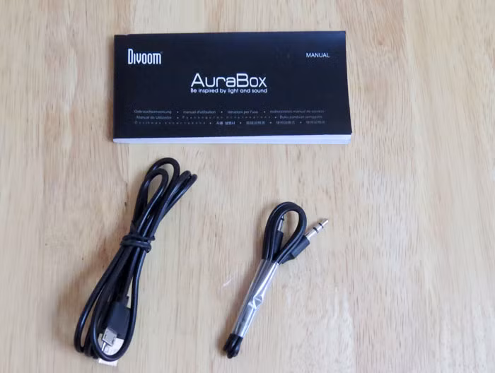 Phụ kiện kèm theo chỉ có cáp sạc và dây kết nối âm thanh: