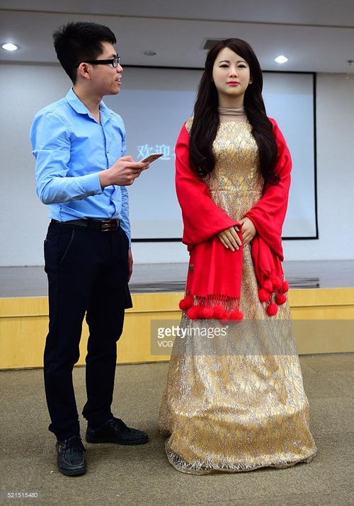 “Xin chào tất cả mọi người, tôi là Jia Jia”, “cô” robot nói khi được ra mắt khán giả.