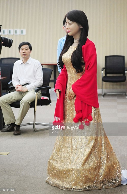 Chen Xiaoping và các bạn đã mất 3 năm để hoàn thành “Robot thánh nữ”.