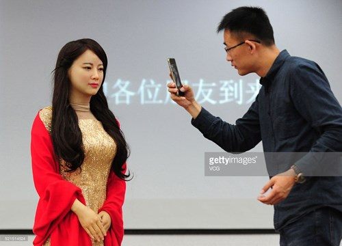 Khi Chen nói: “Xin chào”, Jia Jia lập tức đáp lại: “Vâng thưa chúa tể của tôi, tôi có thể làm gì cho ngài?”