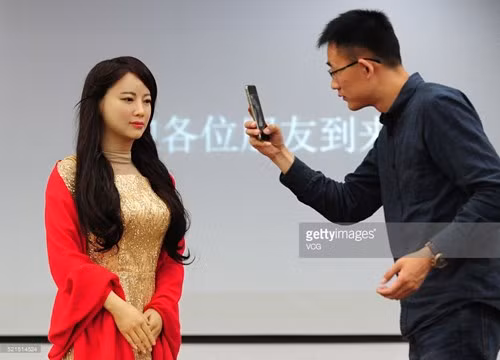 Khi Chen nói: “Xin chào”, Jia Jia lập tức đáp lại: “Vâng thưa chúa tể của tôi, tôi có thể làm gì cho ngài?”