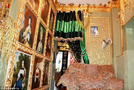 Căn hộ toát lên vẻ xa hoa, quyền quý với hàng loạt chi tiết mạ vàng, nhưng hiện chủ nhân của nó đang rao bán với giá khá rẻ, chỉ 6,5 triệu Rúp (tương đương 67.000 Bảng Anh).