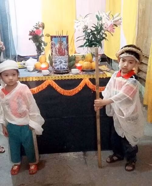 2 con nho 3-5 tuoi xin tien mua quan tai cho bo