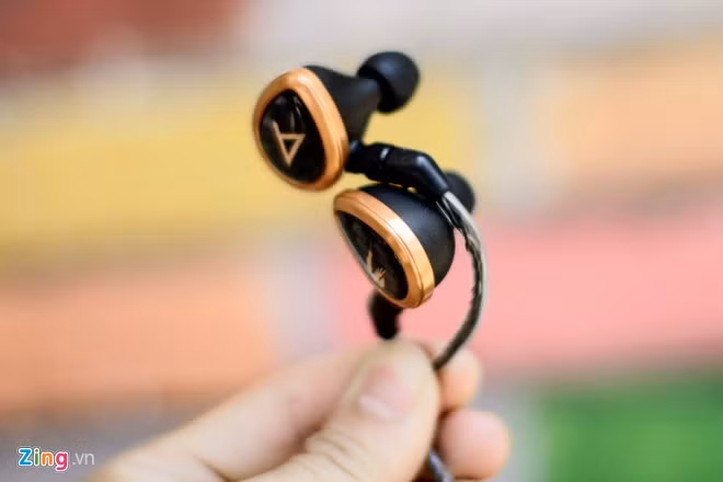 Công nghệ FreqPhase trên Rosie giúp điều chỉnh thời gian và các pha âm thanh do nhiều driver phát ra ở phía trong trở nên thống nhất. Waveguide bằng kim loại không gỉ, đảm bảo tín hiệu mỗi driver đến trong vòng 0.01 mili giây. Kết quả là các pha được đồng nhất trong tai nghe.