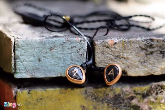 Astell&amp;Kern Rosie được đánh giá cao nhờ thiết kế hoàn thiện, tích hợp nhiều công nghệ xử lý âm thanh tiên tiến. Rosie mới về Việt Nam với giá 24,6 triệu đồng.