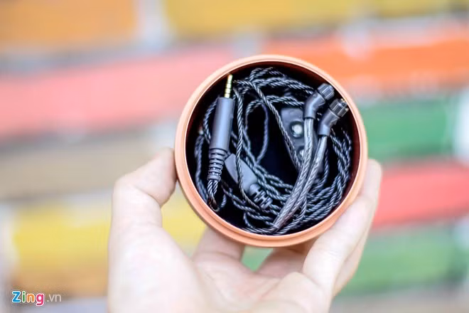 Từng chi tiết nhỏ đều được Astell&amp;Kern chăm chút cẩn thận, từ cách bố trí hộp đựng đến các phụ kiện đi kèm.