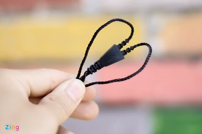 Dây nghe của Astell&amp;Kern Rosie được làm dạng 2 chạc.