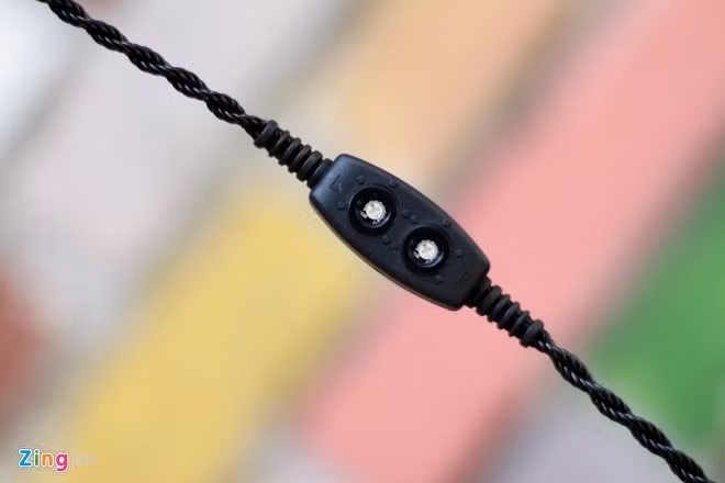 Người dùng có thể điều chỉnh dải trầm ngay trên dây. Dải tần số sẽ dao động từ cân bằng lên đến +15dB (10Hz đến 100Hz). Người dùng cần sử dụng tua-vít chuyên dụng được trang bị kèm theo máy.