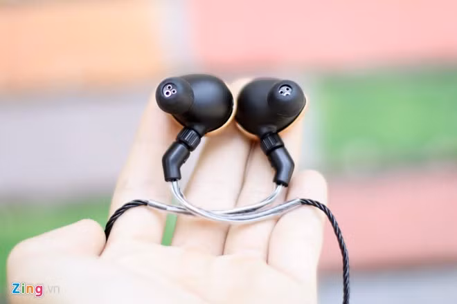 Astell&amp;Kern Rosie trang bị công nghệ soundrIVe, sử dụng các drivers nhỏ độc quyền của Jerry Harvey Audio. Mỗi bên tai được lắp3 nhóm bộ đôidriver, cho phép tái tạo chính xác các dải tần rộng nhất mà tai người có thể nghe được.