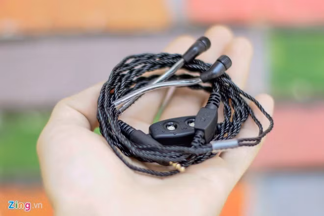 Astell&amp;Kern Rosie được tạo hình hoàn toàn từ kim loại. Các chi tiết được Jerry Harvey Audiochế tác thủ công với độ hoàn thiện cao. Tai nghe dạng dây xoắn giúp chống rối và cho chất lượng âm thanh tốt hơn.