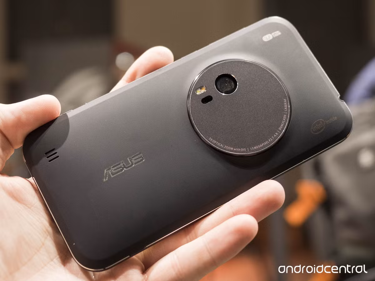 ZenFone Zoom lên kệ với 2 phiên bản mặt lưng da trắng và đen, đi kèm dây đeo bằng da cao cấp cùng một chiếc ZenFlash hỗ trợ đắc lực cho việc chụp đêm. Sản phẩm có giá bán 13.490.000VNĐ.