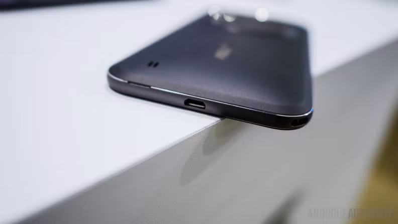 Bộ nhớ trong của ZenFone Zoom được đầu tư cực khủng với 128GB, thẻ nhớ có thể mở rộng thêm 128GB nữa, tặng thêm 100GB Google Drive và 5GB ASUS WebStorage nâng tổng dung lượng lưu trữ tối đa của ZenFone Zoom lên đến 361GB, tương đương 90 bộ phim có dung lượng 4GB.