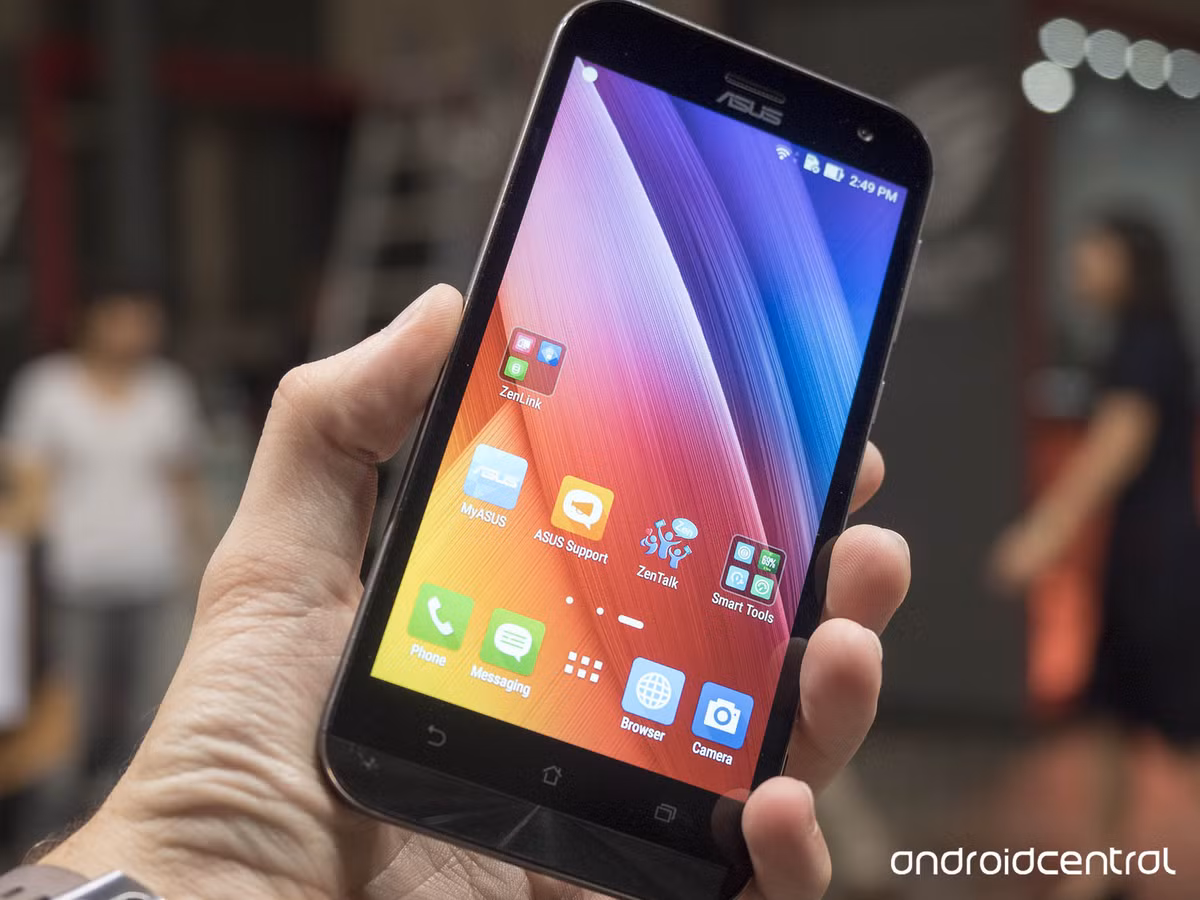 Việc đưa zoom quang học thực sự vào trong điện thoại thông minh đồng thời không làm ảnh hưởng đến kích thước hay tính thẩm mỹ của chiếc máy lại là một thách thức lớn. Với ZenFone Zoom, ASUS đã tạo nên một cuộc cách mạng cho camera của smartphone khi lần đầu tiên tạo nên một chiếc điện thoại có zoom quang học 3x mỏng nhất thế giới.