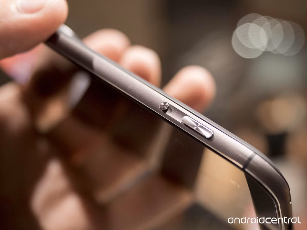 Để đạt được độ mỏng cho Zoom, ASUS không đặt thấu kính theo phương vuông góc với máy như các sản phẩm khác mà đặt nằm ngang và sử dụng 2 thấu kính lăng trụ để bẻ cong ánh sáng kết hợp với hàng loạt các thấu kính khác ngăn ngừa ánh sáng thất thoát, chuyển ánh sáng toàn vẹn đến cảm biến xử lý hình ảnh cao cấp CMOS SmartFSI từ nhà sản xuất Panasonic. Đột phá táo bạo này giúp máy không bị lồi và dày như các máy hiện có trên thị trường.