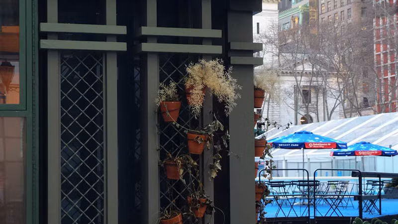 Những bức hình được chụp bởi ZenFone Zoom khá mờ nhạt cho cảm giác như có một lớp sương mờ trên ảnh. Asus chưa thực sự thành công với dòng điện thoại chuyên dụng để chụp hình. Và điều ấn tượng duy nhất đó là chế độ cân bằng trắng có thể chỉnh tay, trong khi đa số người dùng đều gần như bị lệ thuộc vào vài chế độ cân chỉnh mặc định, còn chế độ auto thì có lẽ ZenFone Zoom chưa thực sự làm hài lòng người dùng trong phân khúc giá này. Ngoài ra, tốc độ lưu ảnh của nó cũng tương đối chậm.