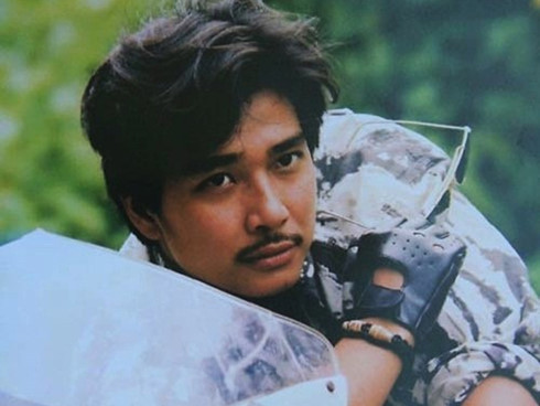 Tuy nhiên, sau màn ảnh, Lê Tuấn Anh lại là mẫu đàn ông điềm tĩnh, trầm lắng trong tình yêu. Anh cũng được xem là người biết tính toán khi tạm biệt điện ảnh vào thời điểm nó bắt đầu có dấu hiệu thoái trào.