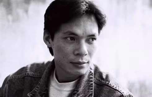 Trần Lực: Ở màn ảnh phía Bắc, những năm 90, Trần Lực từng "làm mưa, làm gió" trong các bộ phim như "Hoa ban đỏ", "Mẹ chồng tôi", "Nguyễn Ái Quốc ở Hong Kong"... Thời hoàng kinh, sự lãng tử và phong trần của Trần Lực khiến biết bao thiếu nữ xốn xang.