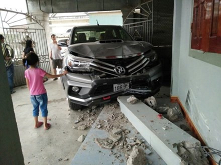 Hai ba chau thoat chet khi xe ban tai lao vao nha