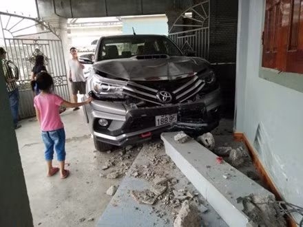 Hai ba chau thoat chet khi xe ban tai lao vao nha