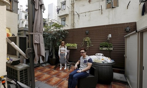 Mark 1 có các cơ cấu vận động (motor) trên mặt cho phép nó cử động, căng giãn lông mày cũng như phần cơ quanh mắt. Khi giao tiếp, Mark 1 có thể phản ứng bằng cách chuyển động các motor, nhằm tạo ra biểu cảm gương mặt thuyết phục như nhướn lông mày kinh ngạc và thậm chí nháy mắt.