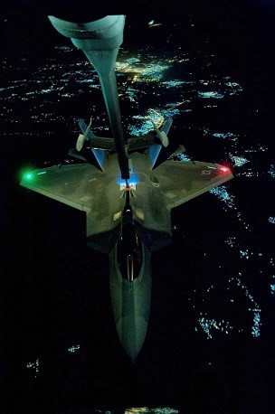 “Chim ăn thịt” F-22 Raptor là máy bay tiêm kích thế hệ thứ 5 của Mỹ, sử dụng kỹ thuật tàng hình thế hệ thứ 4, có khả năng tấn công cả mục tiêu trên không và mặt đất. Trong ảnh: Một chiếc F-22 Raptor đang được nạp nhiên liệu trên không.