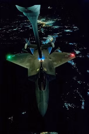 “Chim ăn thịt” F-22 Raptor là máy bay tiêm kích thế hệ thứ 5 của Mỹ, sử dụng kỹ thuật tàng hình thế hệ thứ 4, có khả năng tấn công cả mục tiêu trên không và mặt đất. Trong ảnh: Một chiếc F-22 Raptor đang được nạp nhiên liệu trên không.