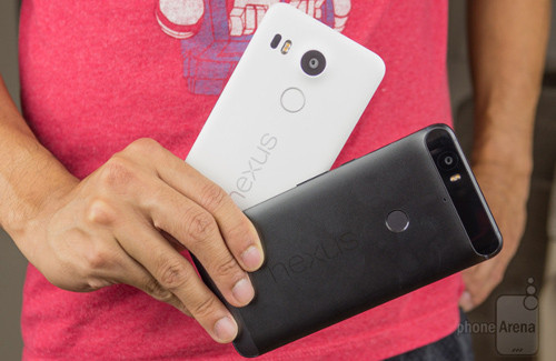  4. Phần cứng tốt hơn. Đa số các nhà sản xuất điện thoại đều trang bị cho dòng smartphone màn hình lớn bộ xử lý (CPU) tốc độ nhanh hơn, bộ phận tản nhiệt tốt hơn và khả năng ổn định hình ảnh quang học “chất” hơn. Bởi lẽ, khung hình lớn sẽ yêu cầu máy phải chạy với tốc độ xung nhịp cao hơn, yêu cầu bộ phận làm mát hoạt động hiệu quả hơn.