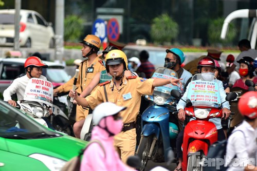 Một số tuyến đường của Thủ đô như đường Phạm Hùng xảy ra ùn tắc nhẹ tại các nút giao. Lực lượng CSGT có mặt phân làn điều tiết giao thông tránh ùn tắc.