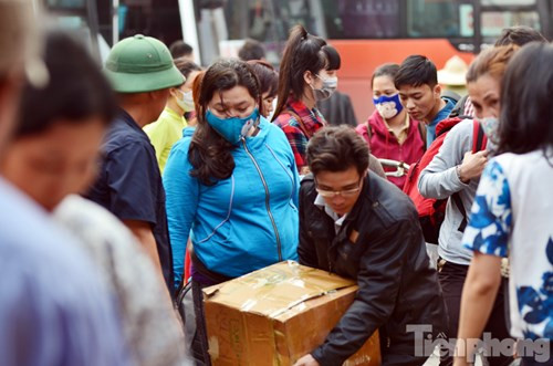 Từ các chuyến xe từ tỉnh xa như Lào Cai, Điện Biên, Sơn La,.... đến các tỉnh gần như Thái Bình, Nam Định,... chật kín khách.