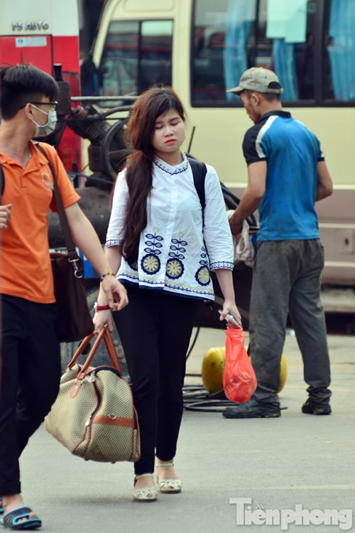 Nhiều người mệt mỏi sau chuyến hành trình dài về Thủ đô.