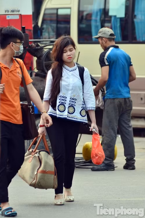 Nhiều người mệt mỏi sau chuyến hành trình dài về Thủ đô.