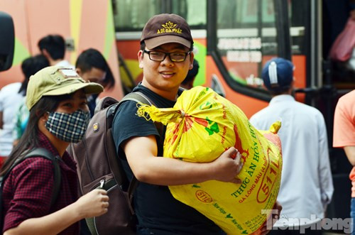 Mang theo nhiều hàng hóa cồng kềnh,....