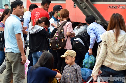 Khoang chứa đồ của xe khách trên mỗi chuyến chật kín hàng hóa.