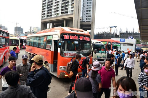 16h ngày 18/4, tại bến xe Mỹ Đình, đã có rất đông người dân từ các tỉnh đổ về sau kỳ nghỉ.