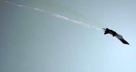 Với khoảng 70% diện tích vỏ làm bằng vật liệu composite, T-50 khó bị radar phát hiện. Nó được coi là đối thủ đáng gờm của F-22 và F-35 của Mỹ.