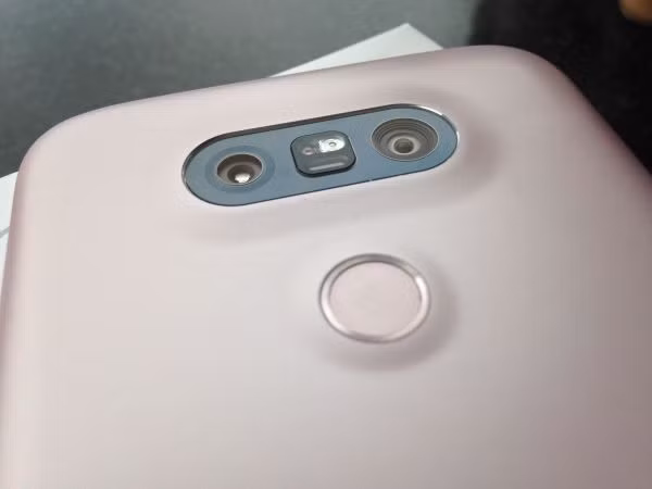 Nút nguồn có hành trình bấm khá tốt. Vị trí rất thuận tiện khi người dùng cấm máy sử dụng, nhưng cảm biến vân tay ở mặt lưng đôi lúc tỏ ra thiếu hợp lý khi người dùng đặt mắt trên bàn. Độ nhạy của cảm biến vân tay rất ấn tượng. Người dùng chỉ cần chạm để mở khóa thay vì bấm phím để bật sáng màn hình như nhiều mẫu smartphone khác. Lưng máy phủ lớp sơn giả kim loại bắt mắt, nhưng cũng rất dễ xước, gây mất thẩm mỹ.