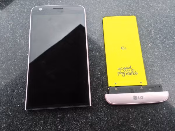 Nắp pin có thể tháo rời. Nhưng việc tháo pin lại khá khó khăn bởi các ngoàm nhựa bám rất chặt. Người dùng nên tham khảo kỹ sách hướng dẫn trước khi thay pin để tránh trường hợp thao tác sai làm gẫy ngoàm chốt.